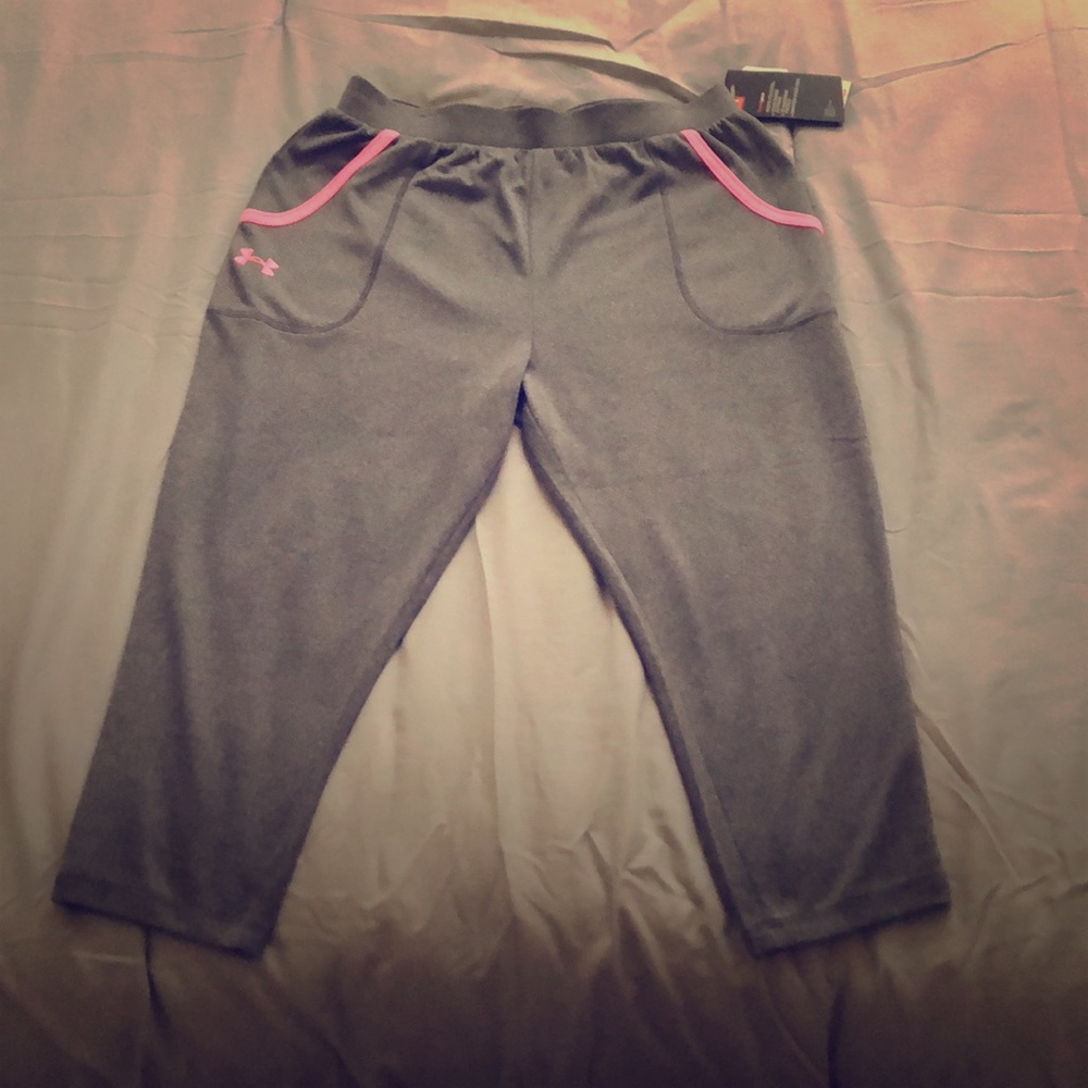NWT Under Armour cropped athletic pants
